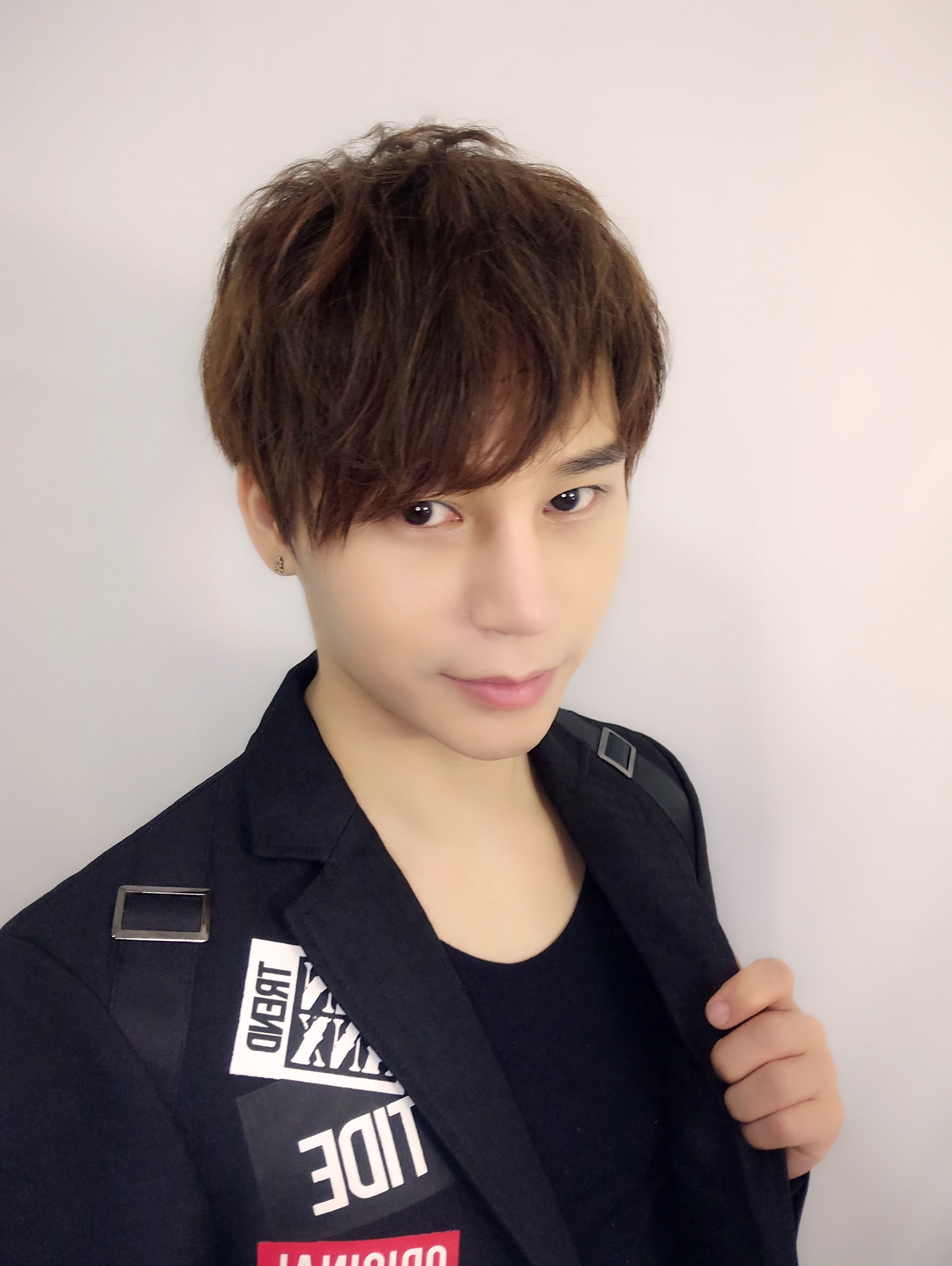 陈奕天全黑写真点缀一点红