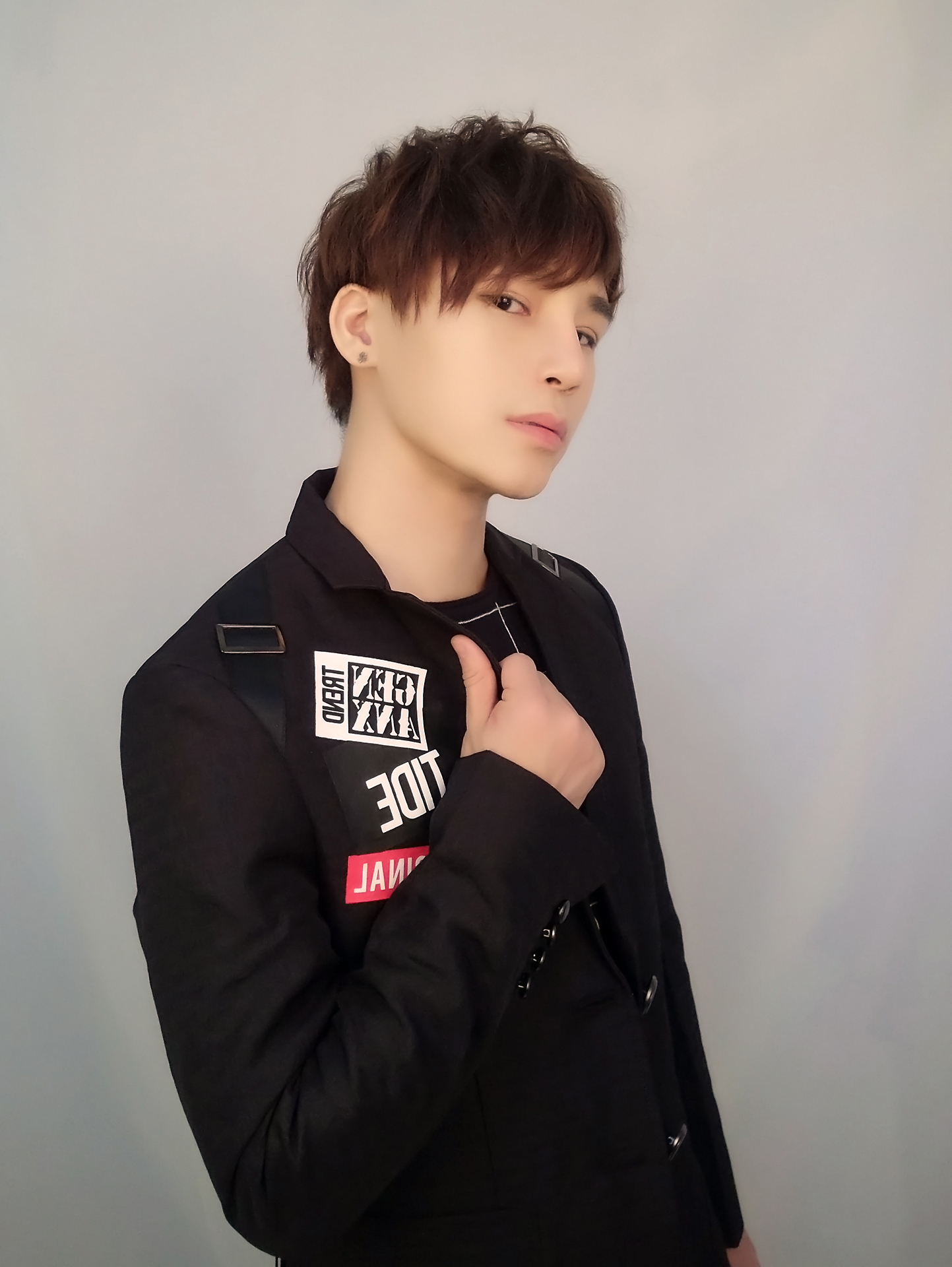 陈奕天全黑写真点缀一点红