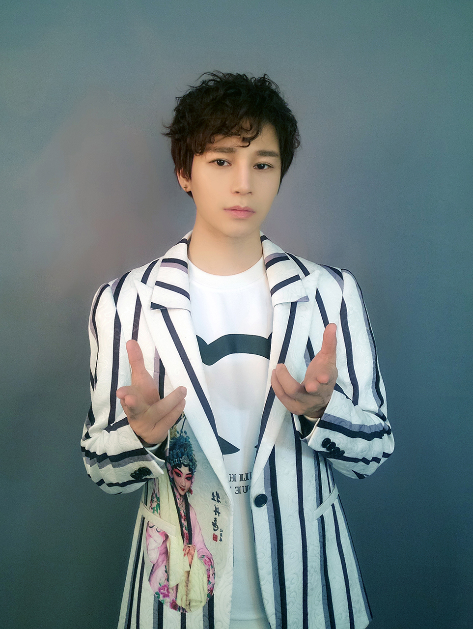 陈奕天深色系写真原片意外泄露,帅气本色难以遮掩