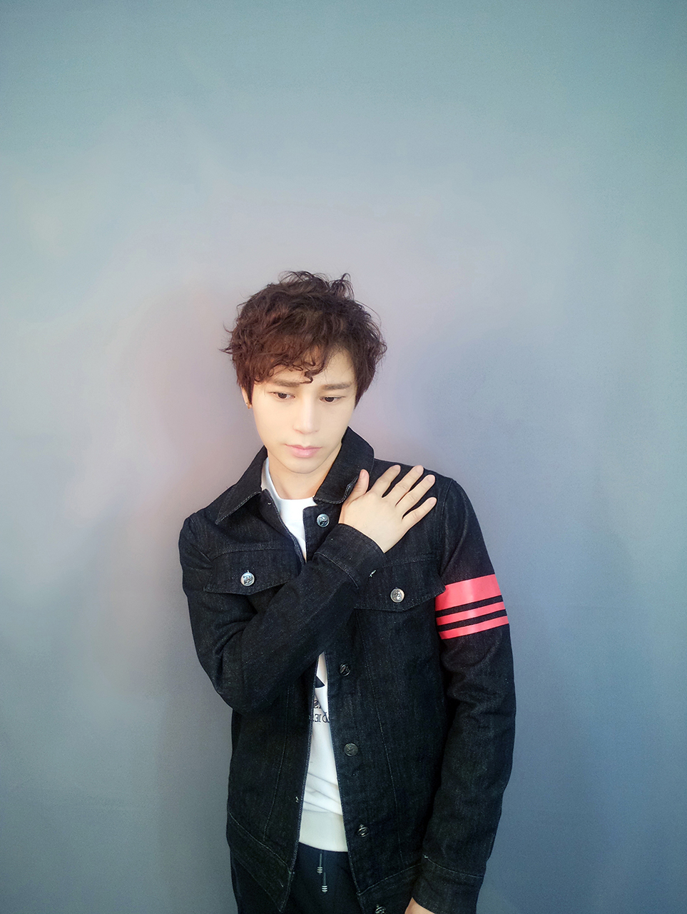 陈奕天最新牛仔写真惊艳亮相:优雅与痞气并存的时尚风暴