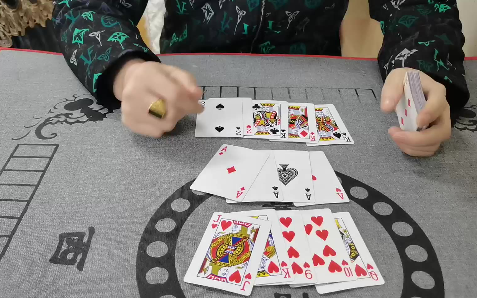 十三张牌摆三道的技巧,十三水洗牌手法十三张必胜口诀方法教程