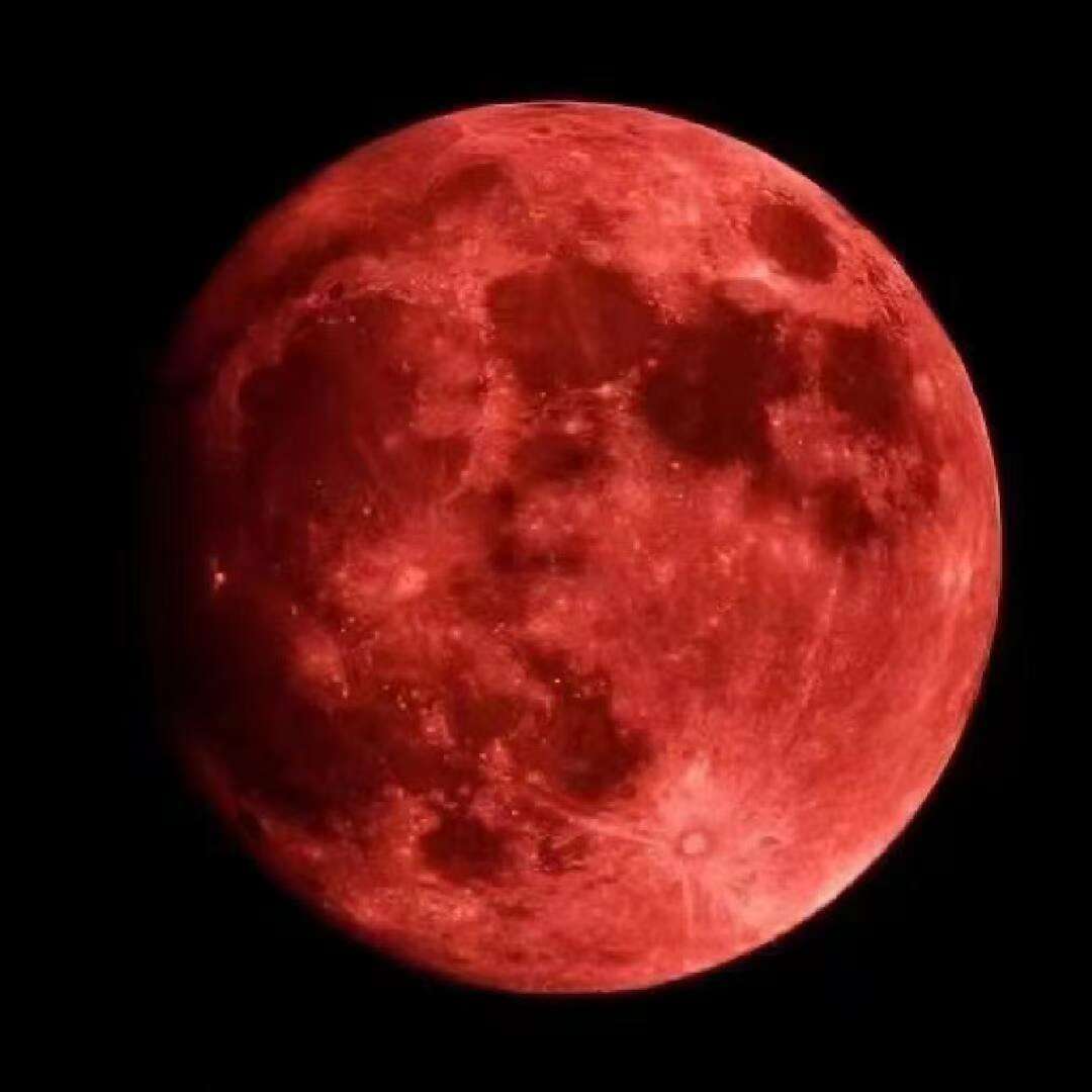 但这次月食最特别的,是"红月亮"现象