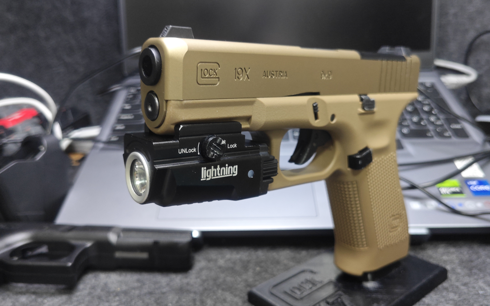 介绍下我买的第一只全金属下挂手电,最满意的是它的高度和班级护弓