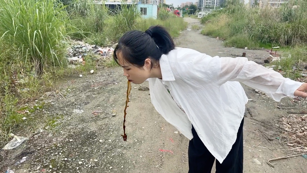 葫芦水妹中了蛇妖算计喝下霉臭五毒汤,喝得肚子撑大了