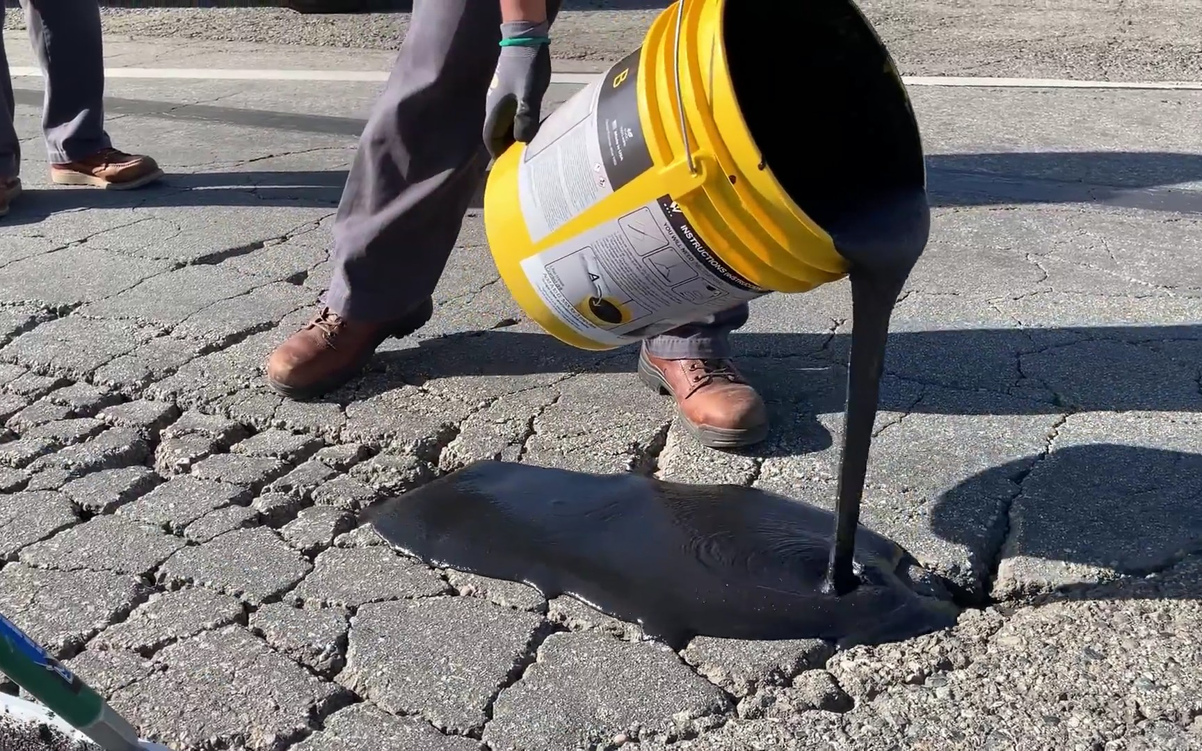 沥青混凝土如何生产出来的，可不是随便搅拌一下那么简单