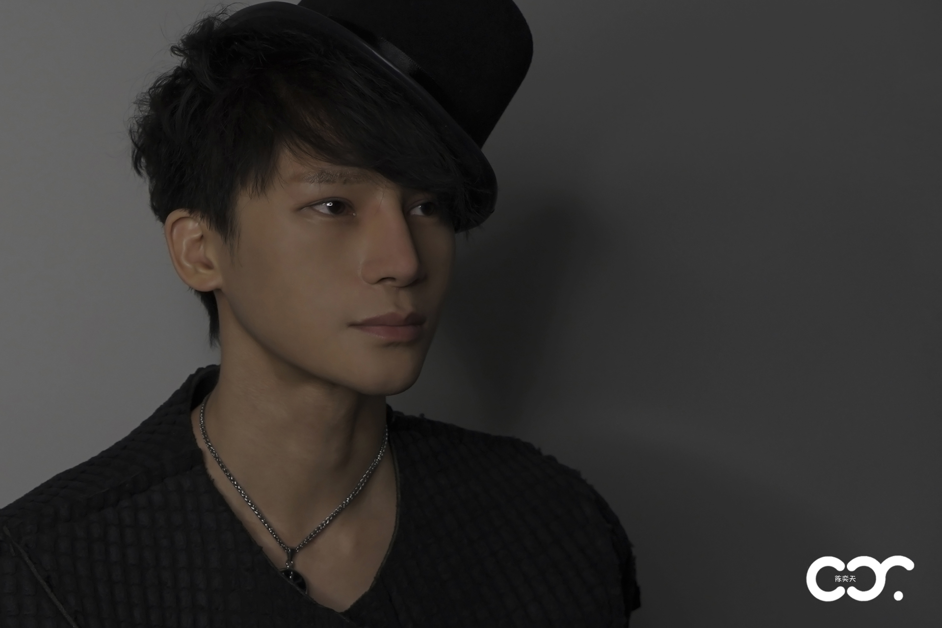 陈奕天暗黑写真曝光酷炫造型展现独特魅力