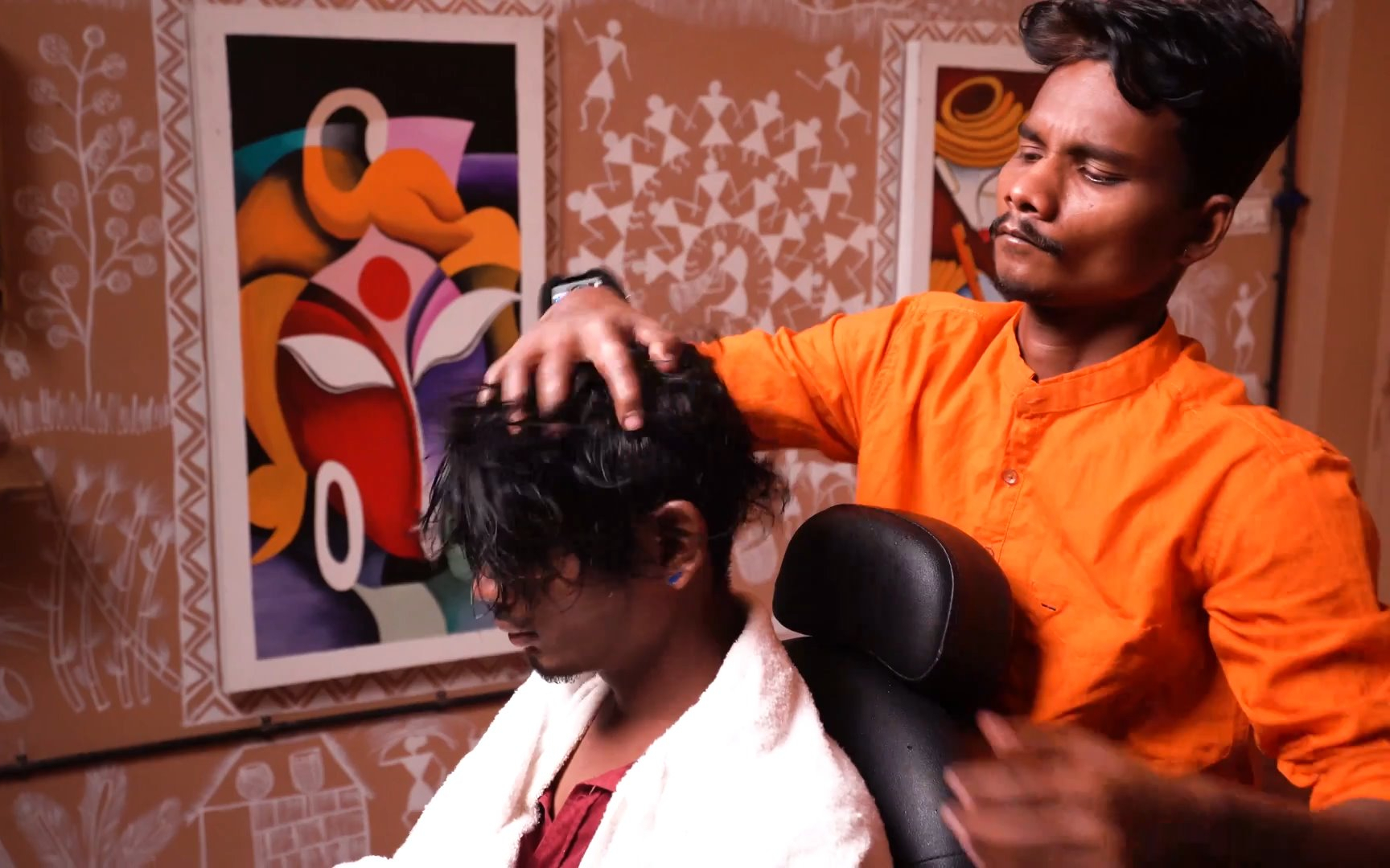 印度理发店头部和颈部按摩