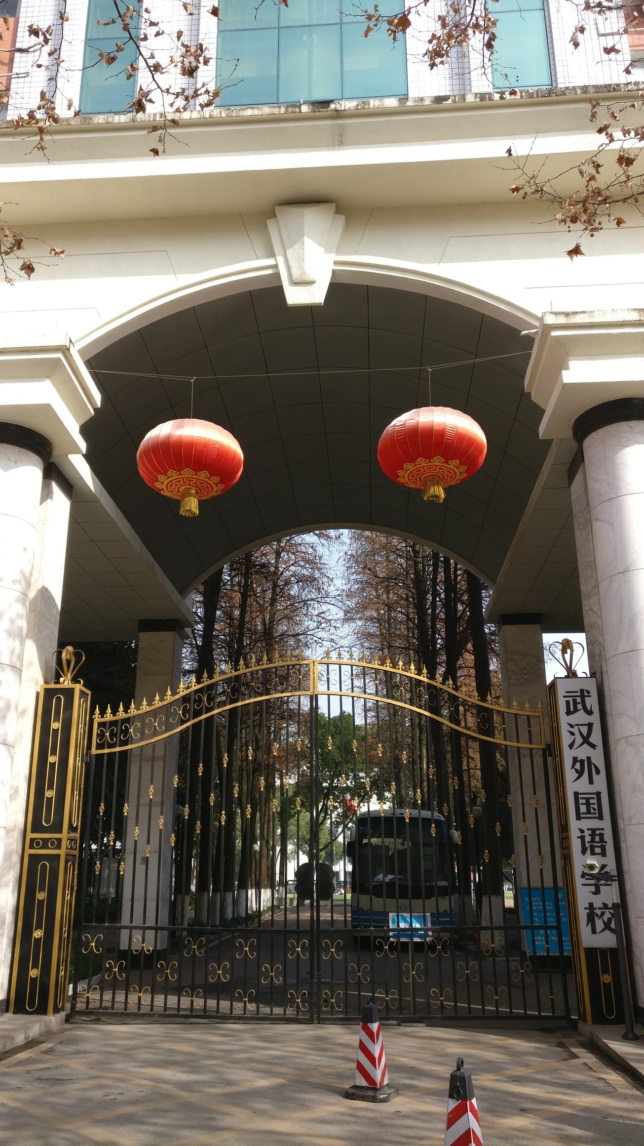 和68中间隔不远,就是市外国语学校,省市的重点学校往里走,不远是68