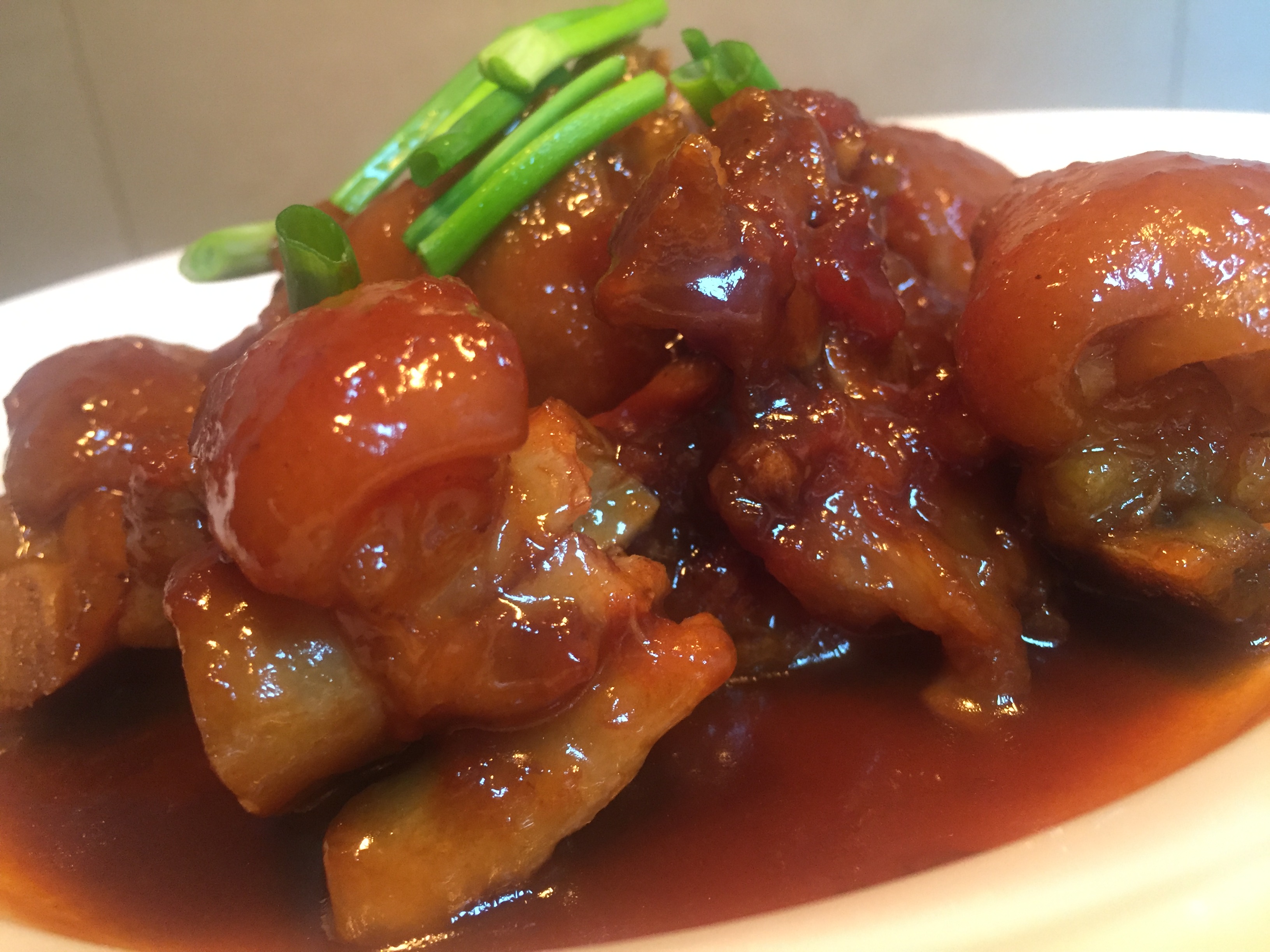 ▽ 把水焖到8成干之后,倒陈醋和糖,调合自己口味的酸甜即可 猪手焖的