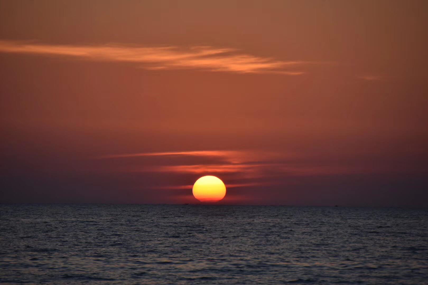 难得碰见同胞过来旅游,给她们一家拍了几张照片,夕阳落日还是很美的.