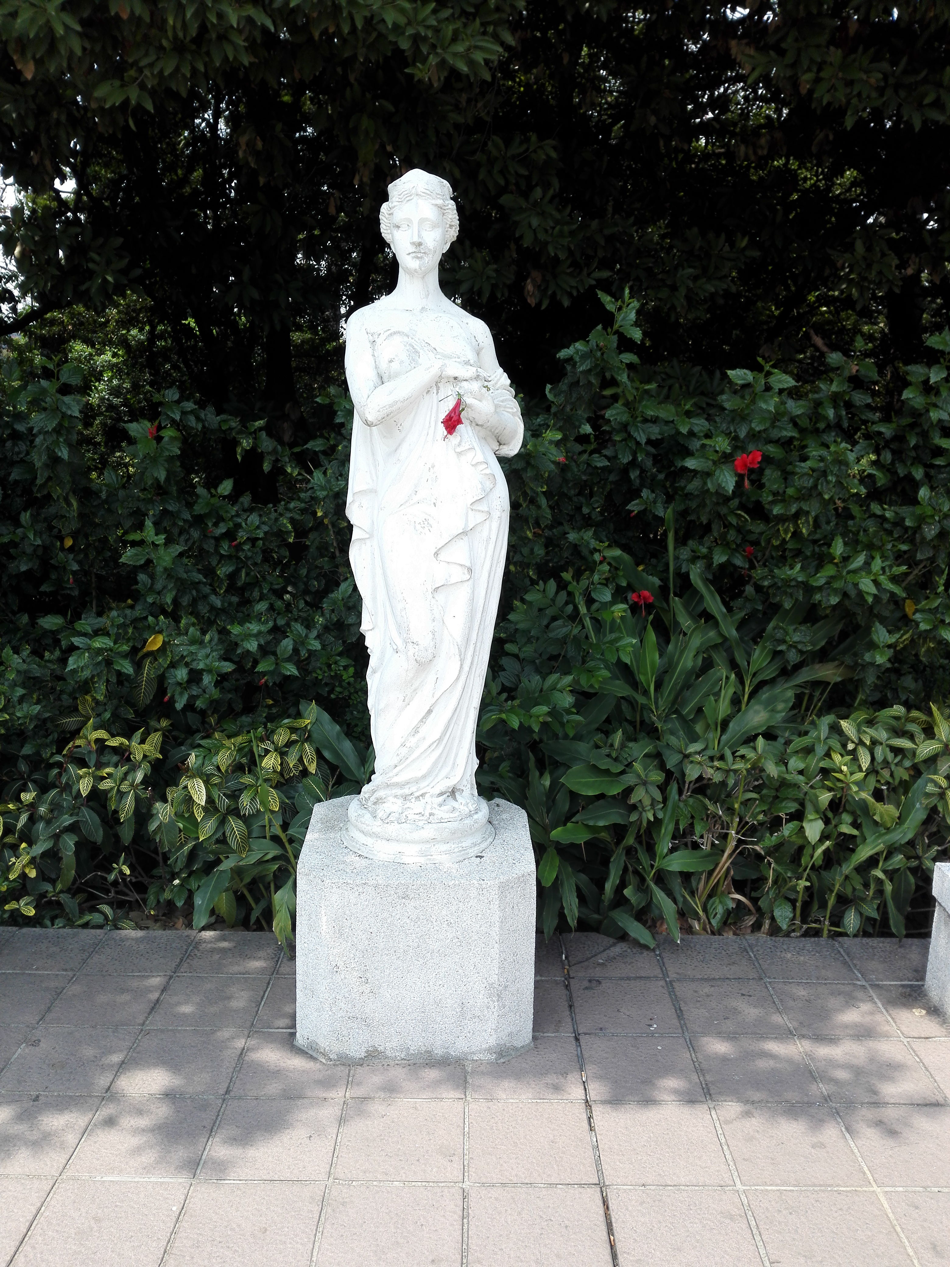 有个球场,下图是左下的雕像 上面那几张是一个公园里的画展.