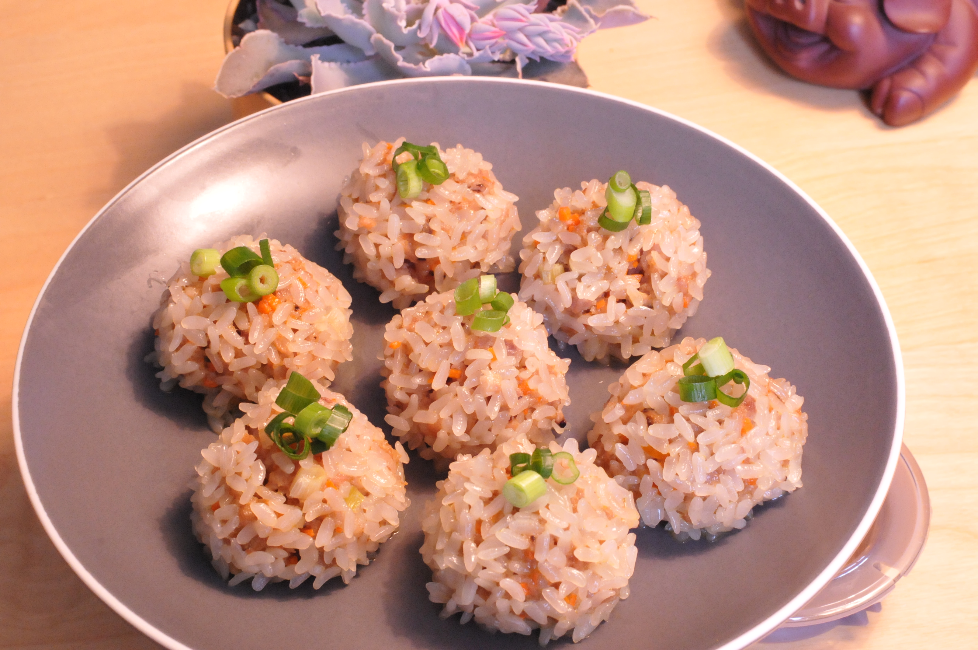 香喷喷的糯米珍珠丸子就可以吃了,软糯多汁,鲜香可口,大家可以试试!