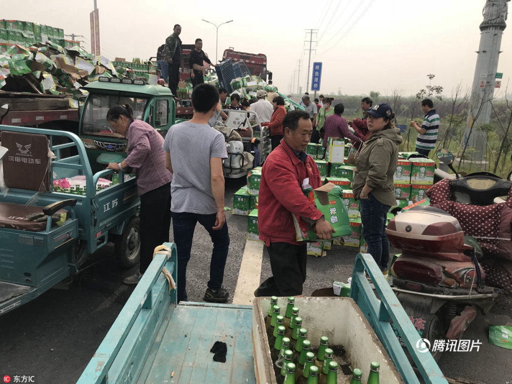 附近村民說,車子上的啤酒賣2元一瓶,比平時便宜了很多,有很多村民來買