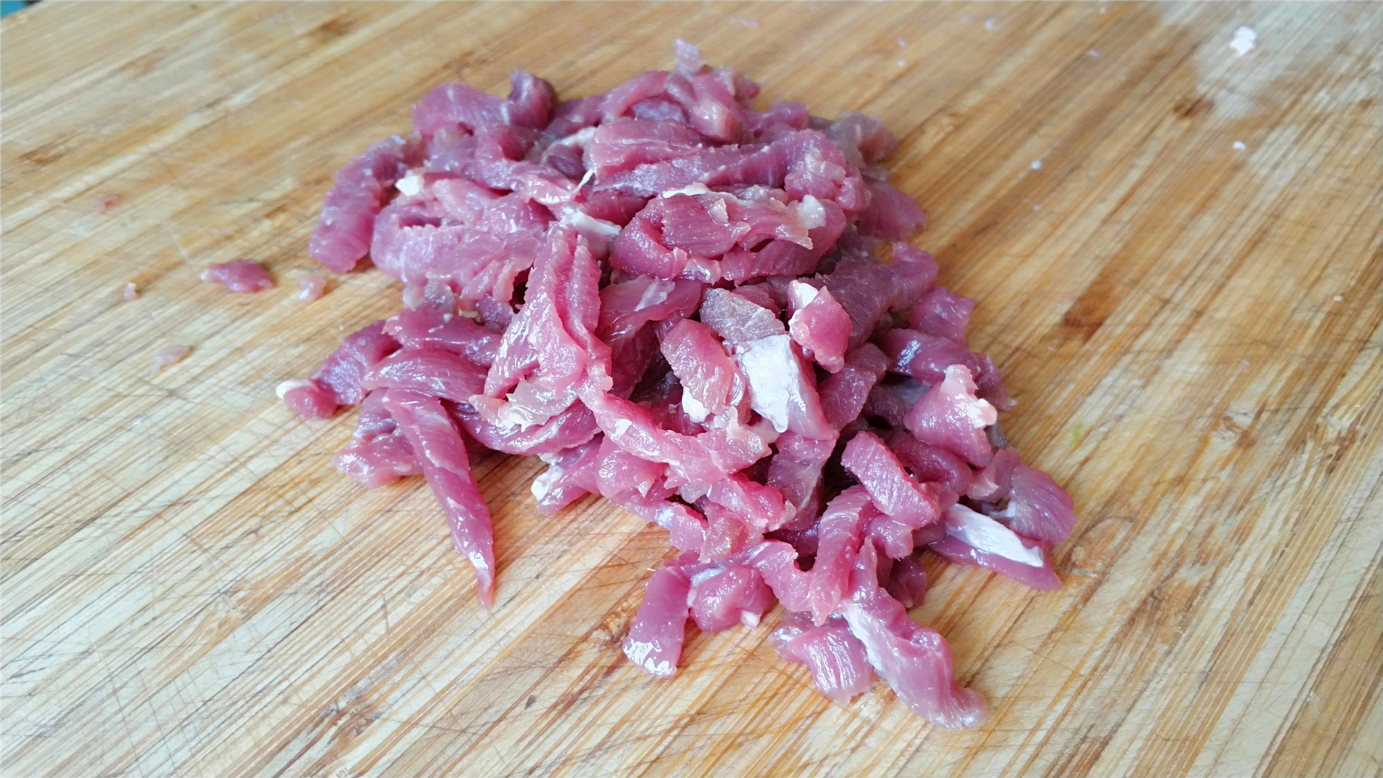 猪肉切成丝.