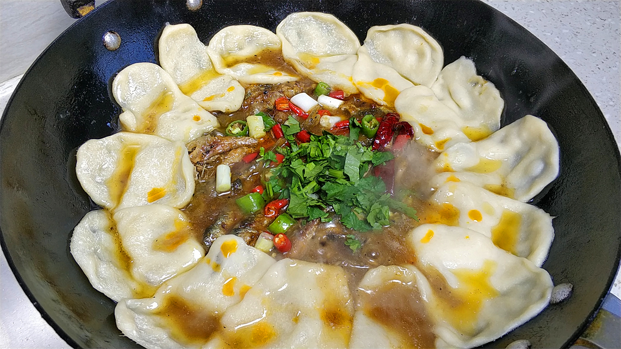 老一辈留下来的方法就是好家常炖鱼这样做和点面味道真好吃的地锅鱼