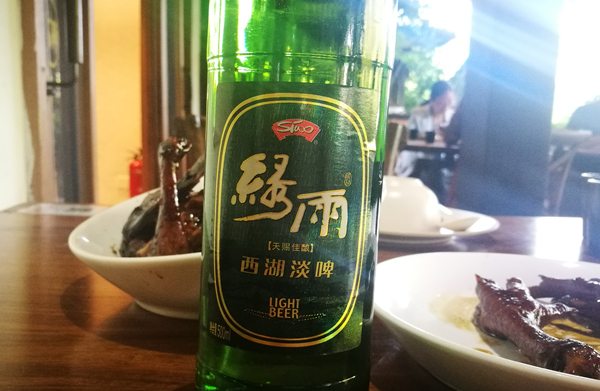 西湖绿雨:杭州本地的啤酒,中规中矩的淡啤.