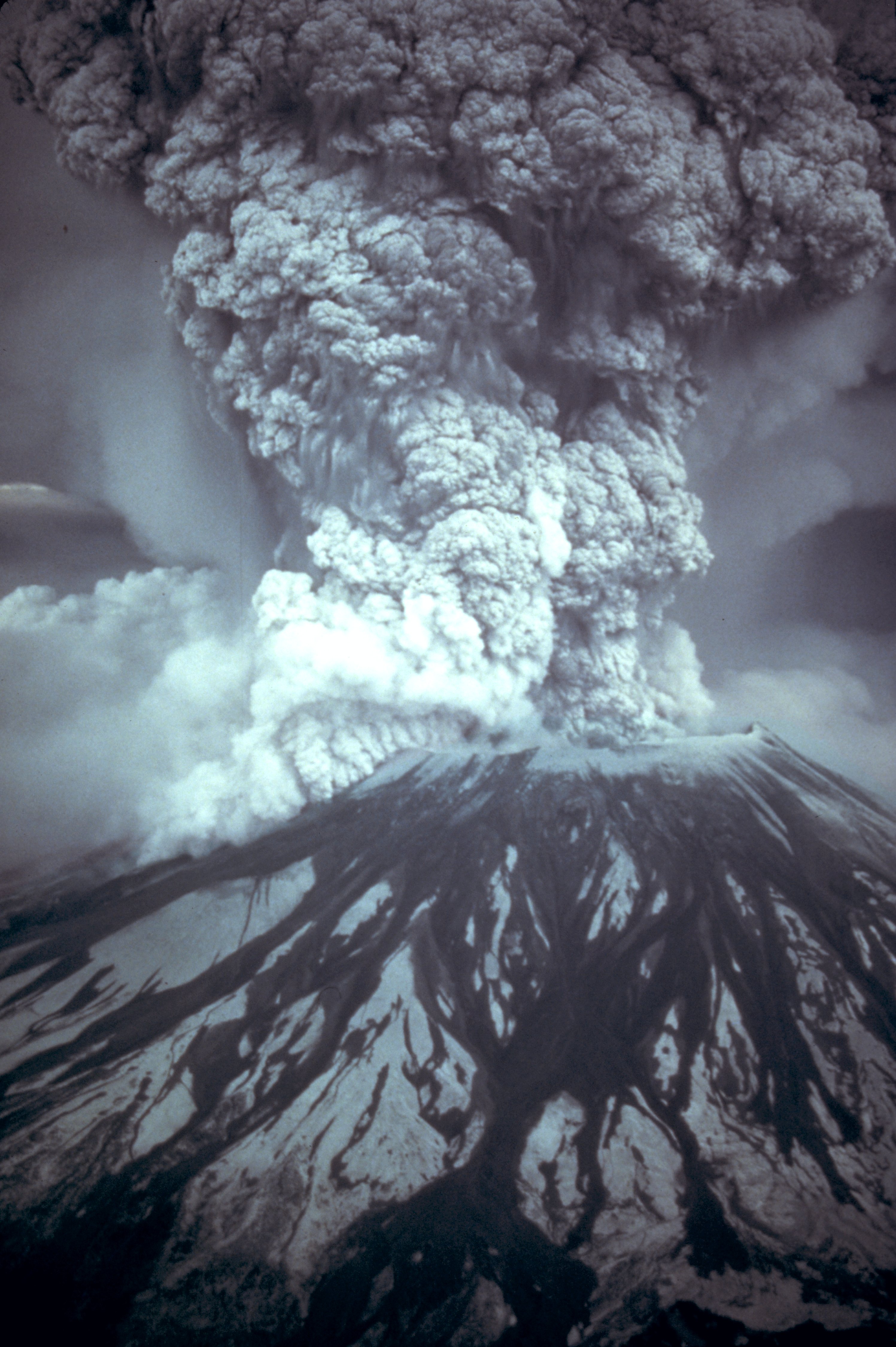 贝伦火山图片