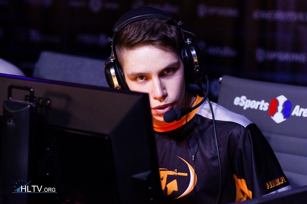 csgokubenmagisk坐在休息室里眼含泪水