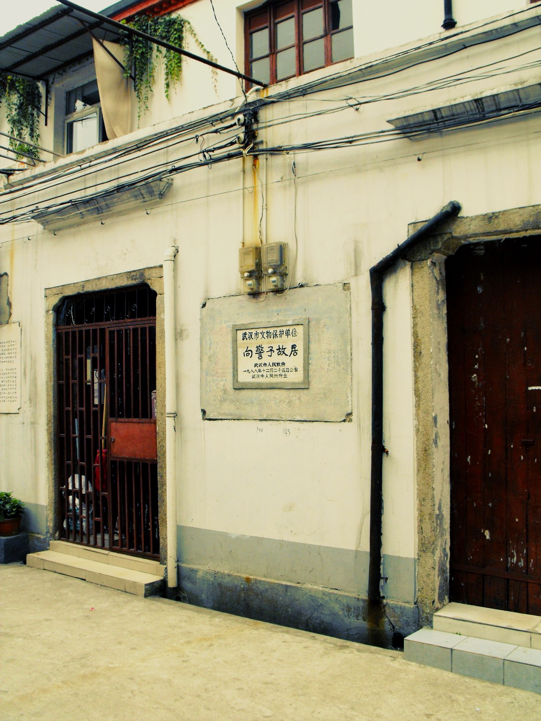 不远有三德里,里面曾经有向警予的故居.当年也有铭牌指示.