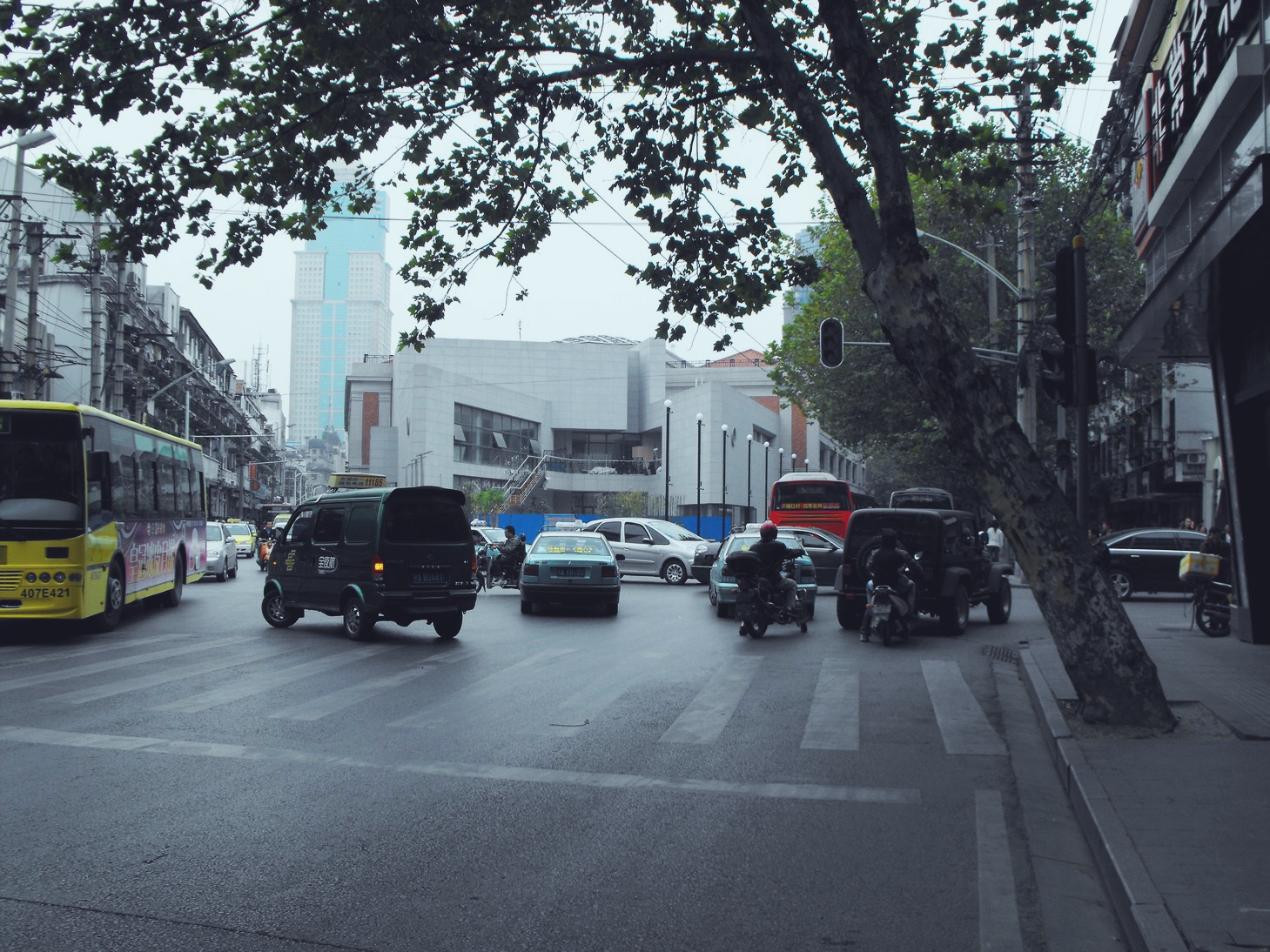 这是黄石路路口了.远处分为两条街,右侧的是保华街,左侧的是中山大道.