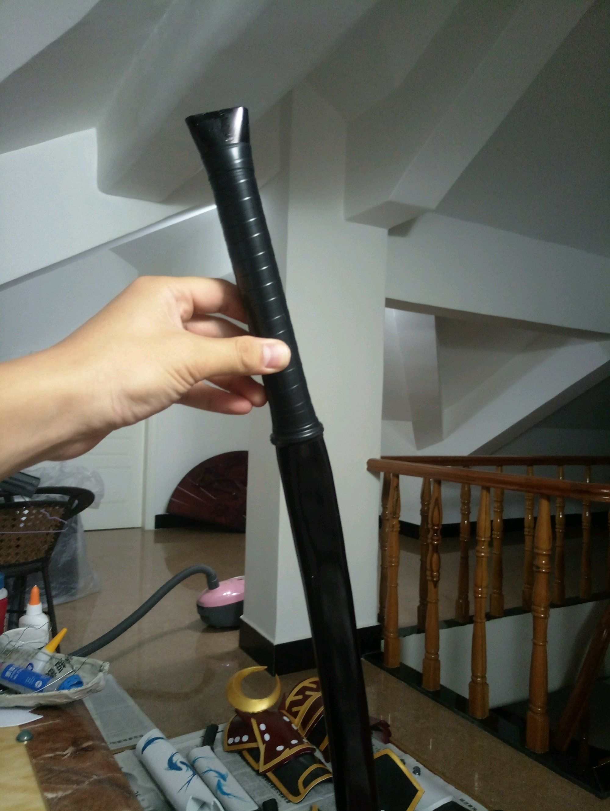 从玩具城里购买武士刀一把,黏上配件以后喷漆. 武士刀价格45元.