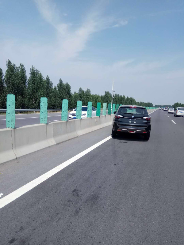 河南高速超车道停着一辆无车牌新车,车主人竟是