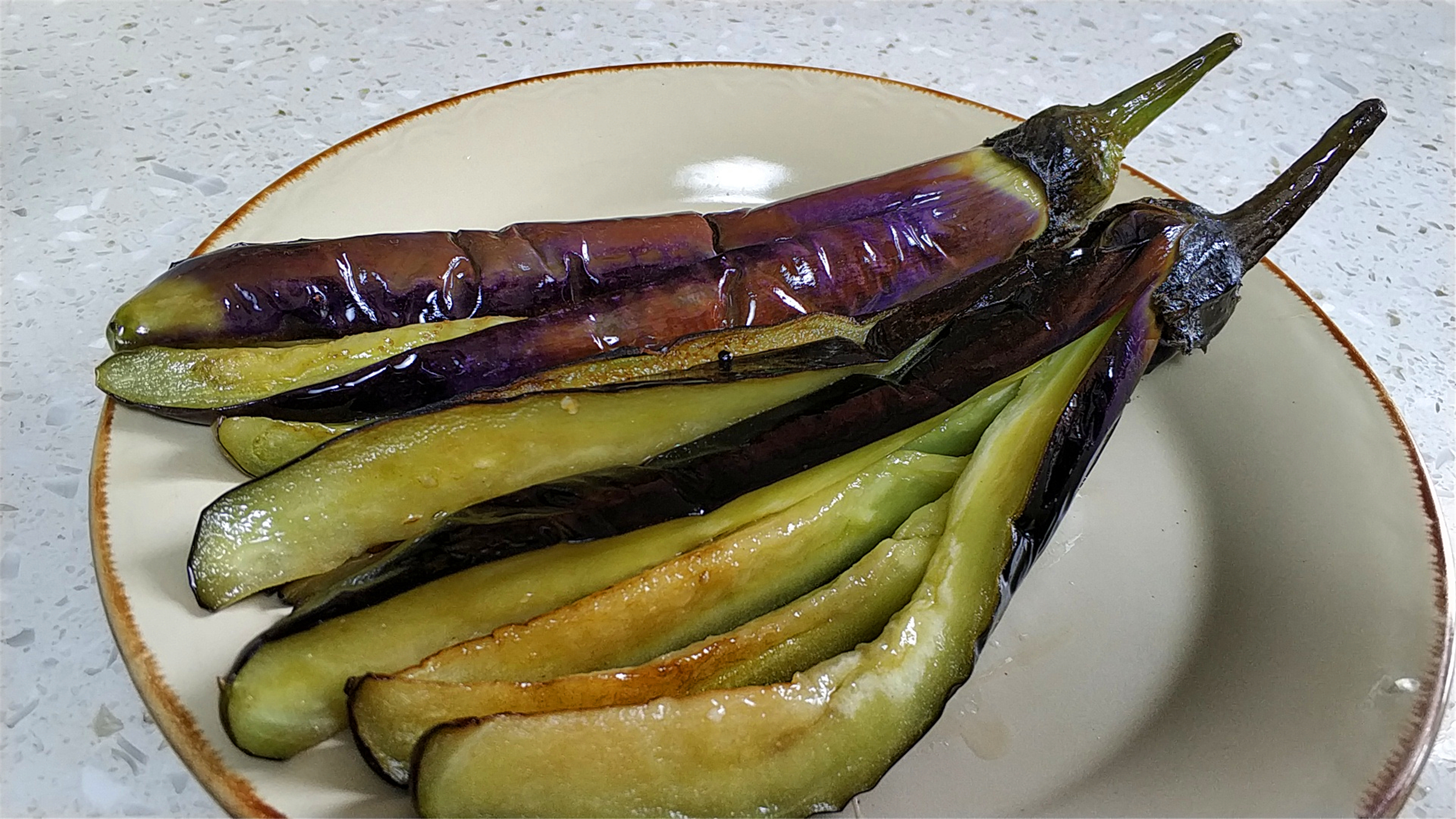 家常茄子百吃不厌的做法,简单几步,鲜香汁浓,一大盘都不够吃