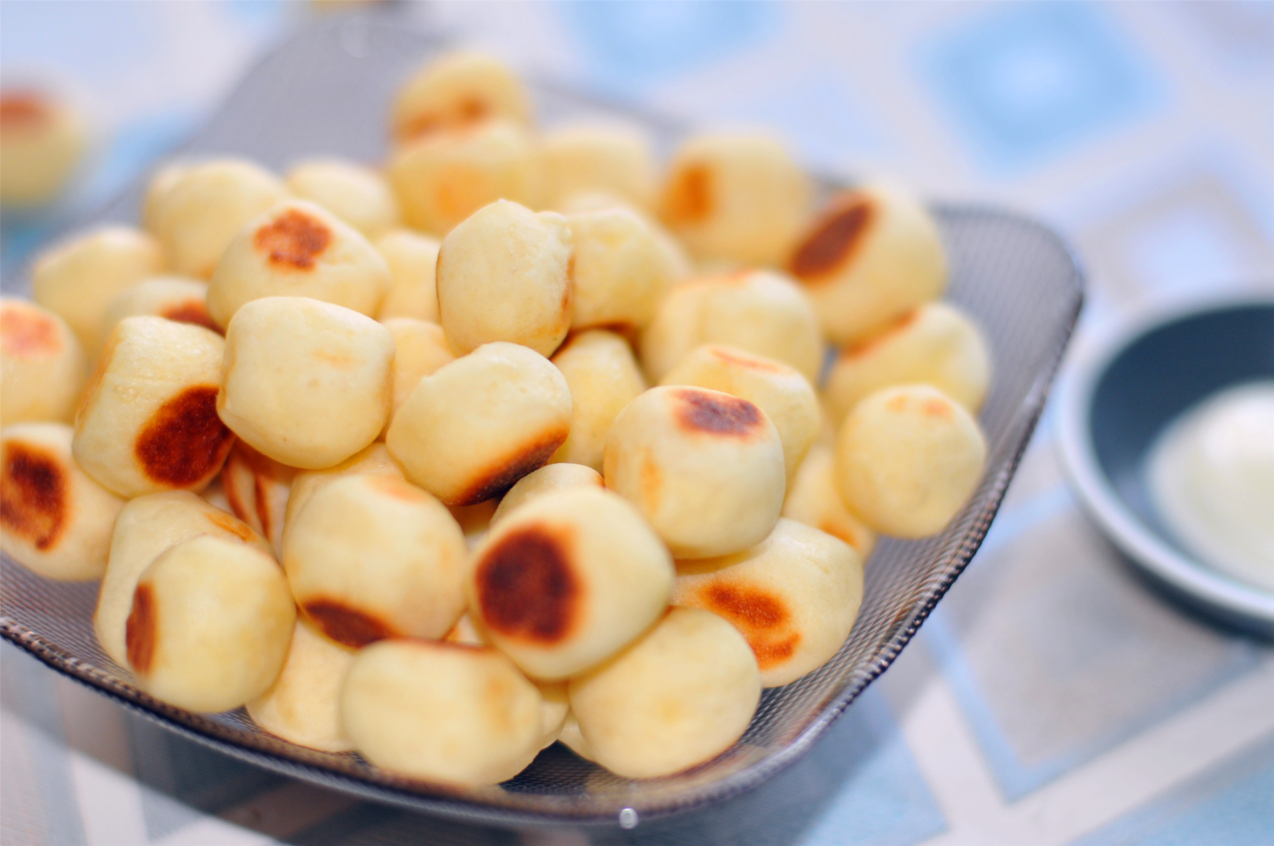 一个鸡蛋半碗面,不蒸不煮不油炸,奶香小馒头,一口一个,特好吃