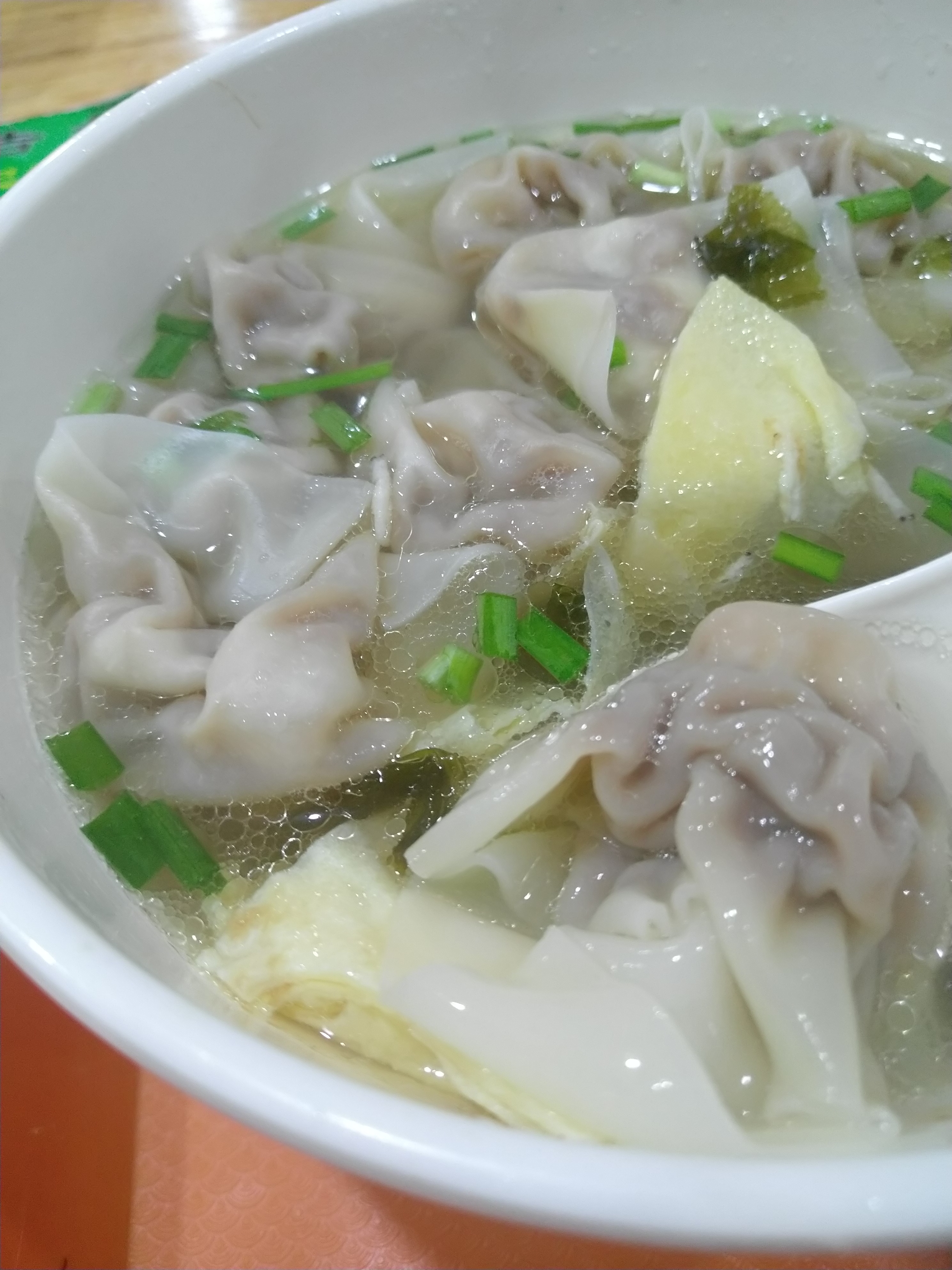 食物到手,落座,先吃一口牛肉锅贴,恩,外皮金黄酥脆,是把锅贴全部浸