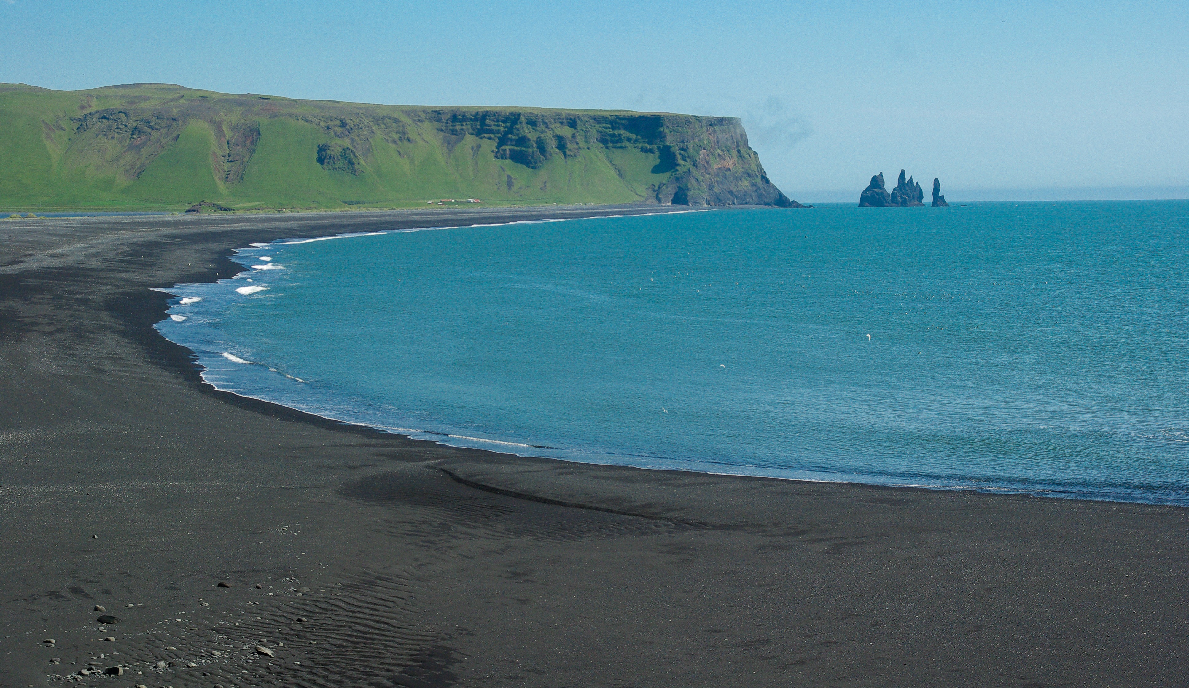 的颗粒 黑色沙滩多见于火山岛 由玄武岩,橄榄石形成 比如勘察加,冰岛