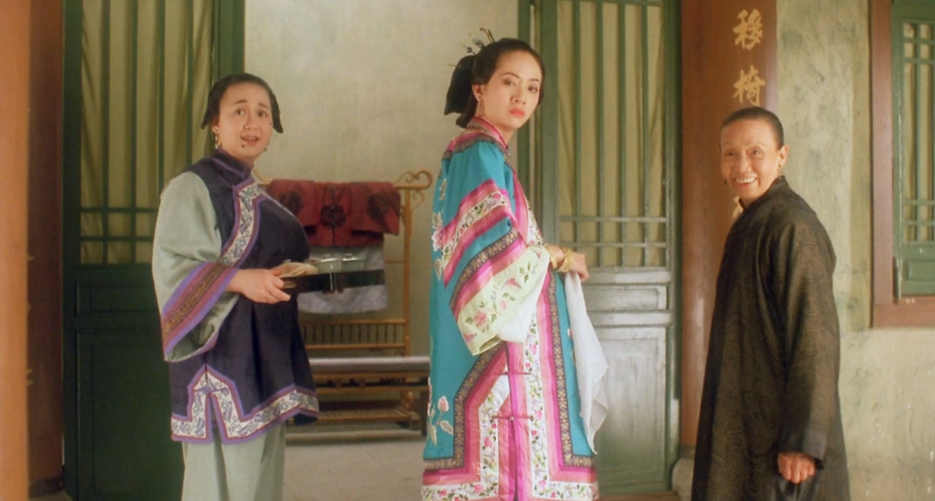 首次和周星驰合作的电影是《审死官》,侯焕玲在剧中饰演一位替20岁