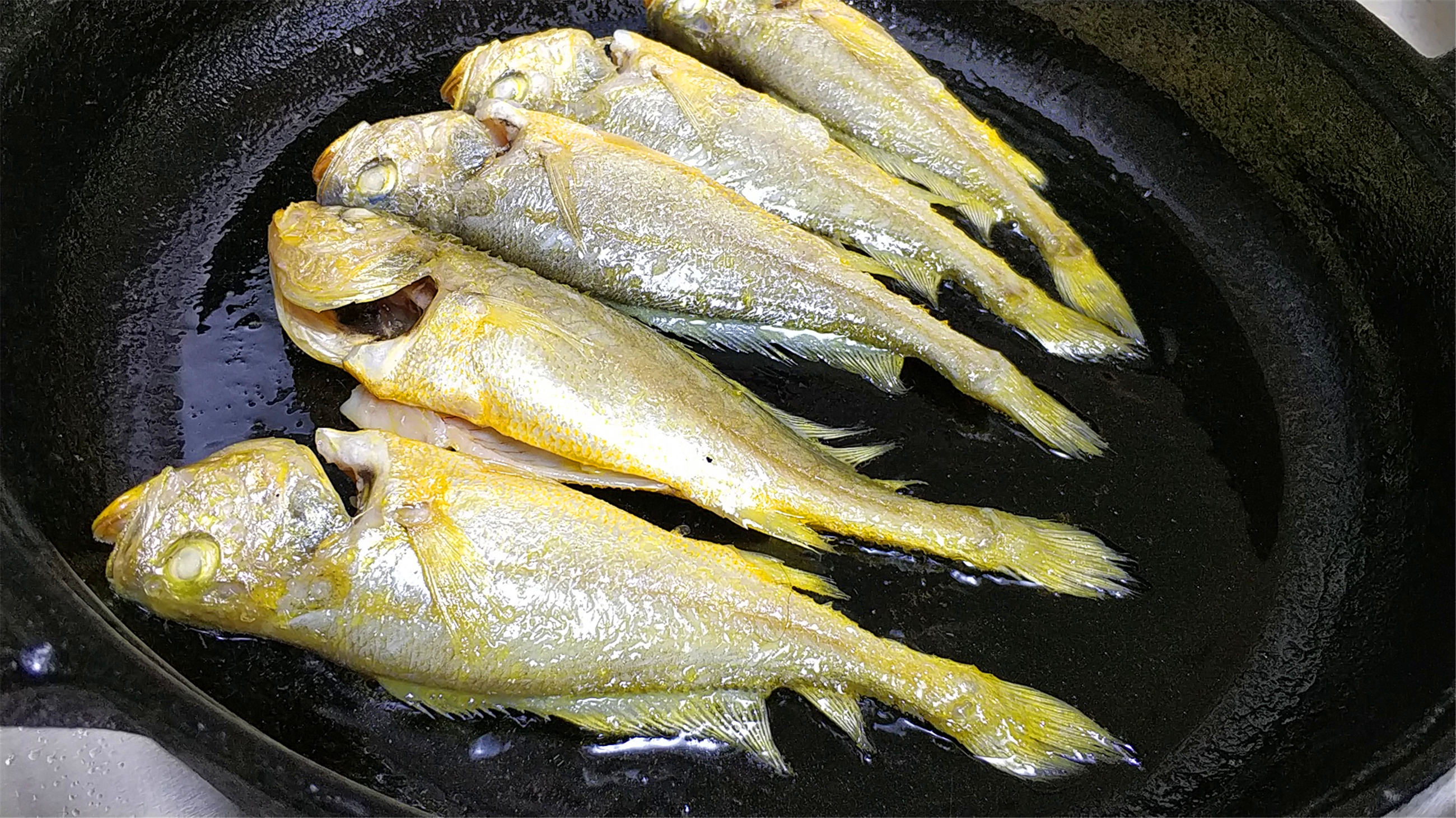 准备适量的黄花鱼,处理干净煎好的茄子装入盘中备用切好的茄子段下锅