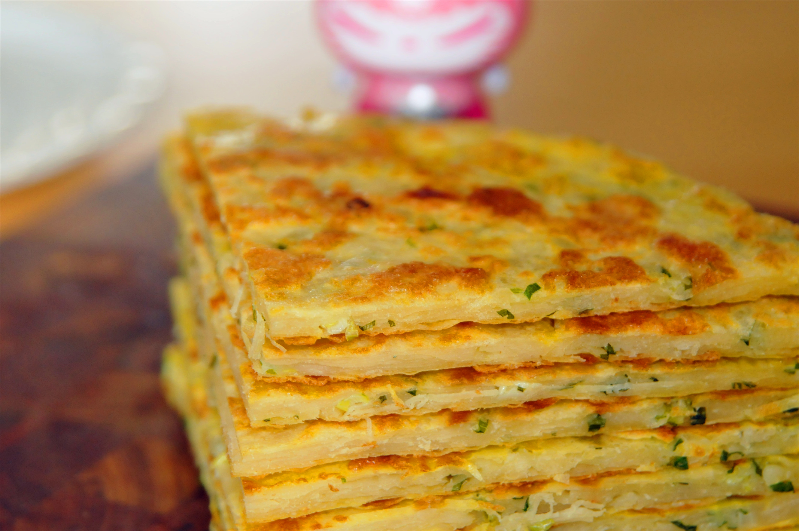 葱油饼好吃,制作方法有技巧,这样加鸡蛋,酥脆可口还劲道