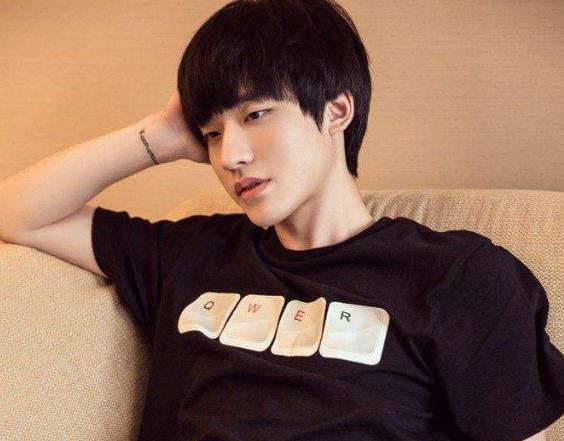 we大舅子已结婚并晒出小孩照片,电竞女孩失恋现场?