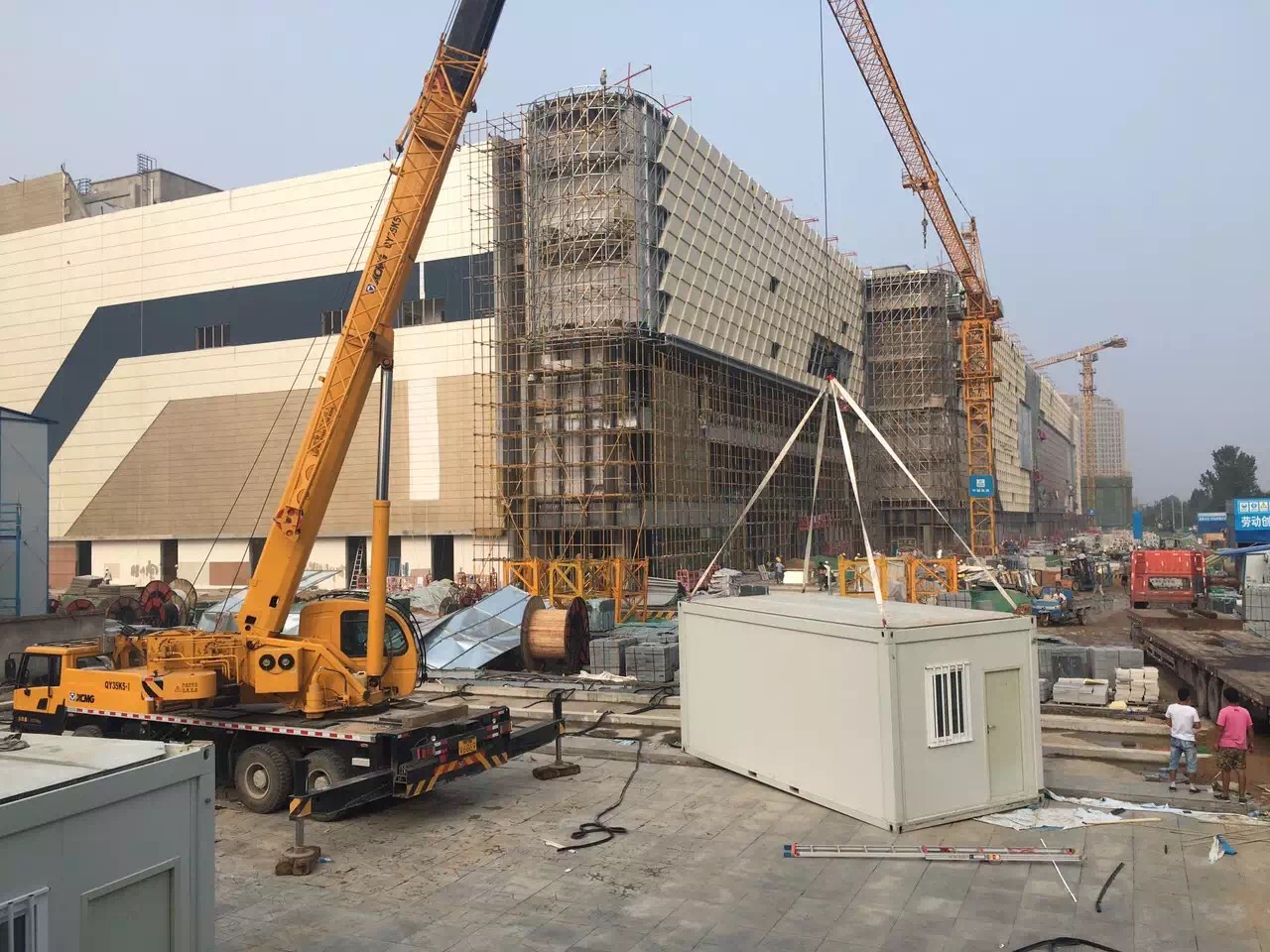 图里是箱式房,是办公室不是宿舍.比活动板房贵.