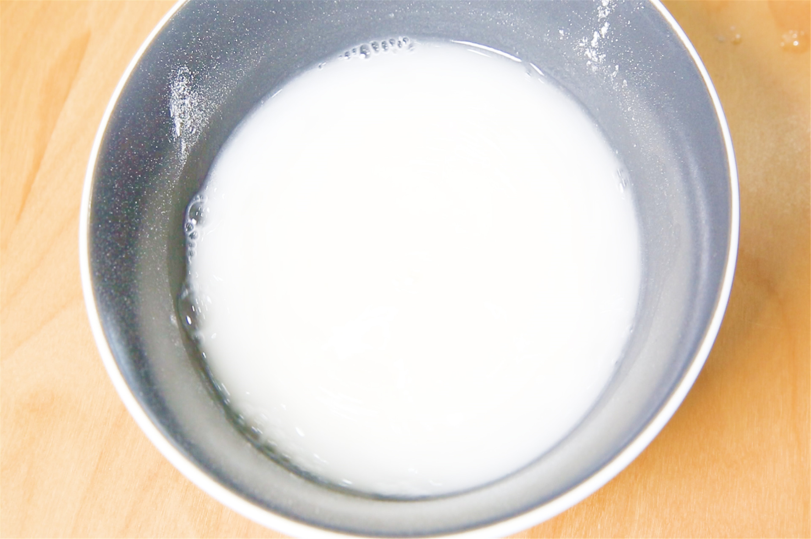 调一个面水,倒入40毫升的水,加入适量面粉,搅拌均匀,不能太干