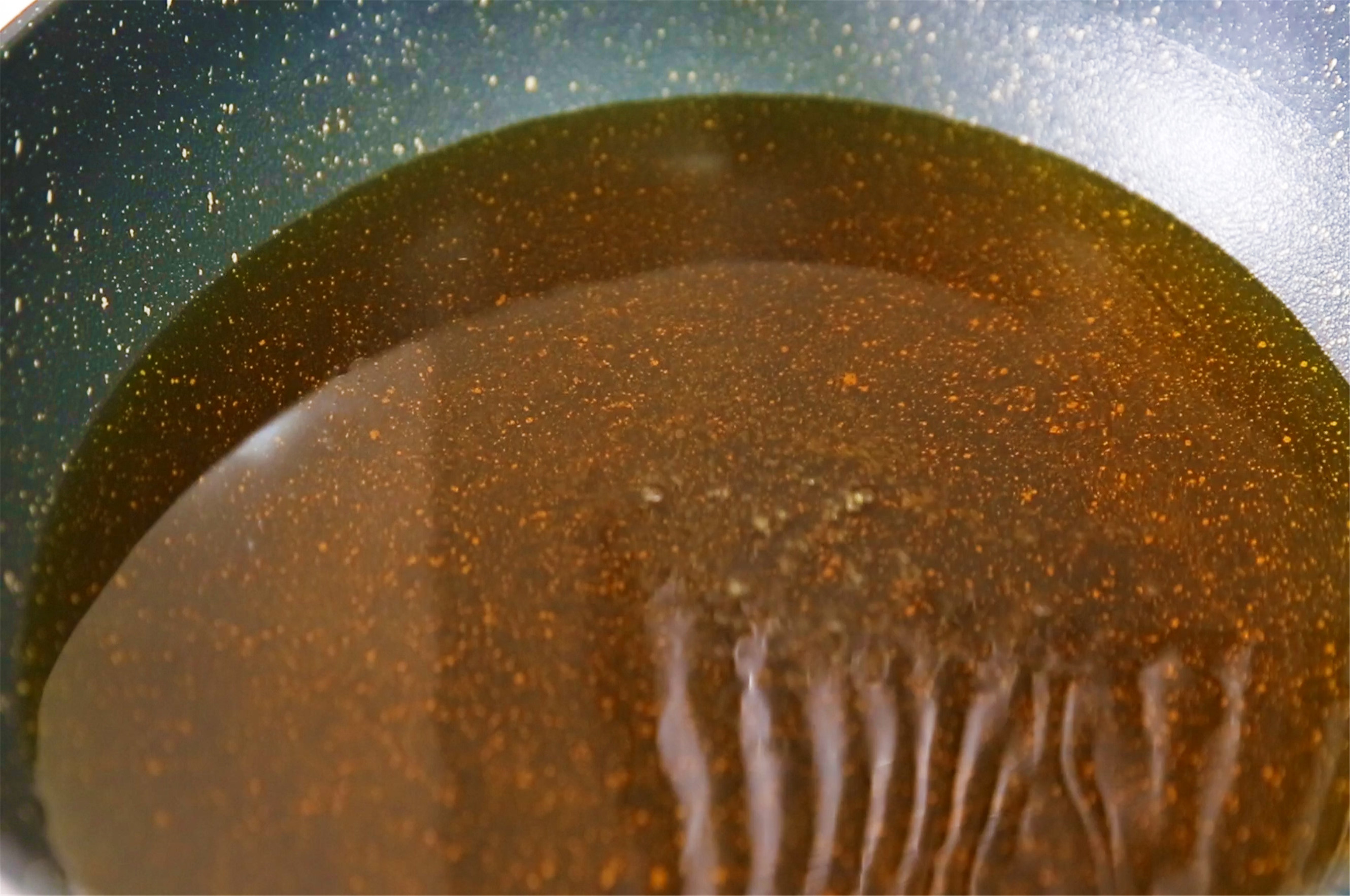 开火加热,锅中倒入宽油