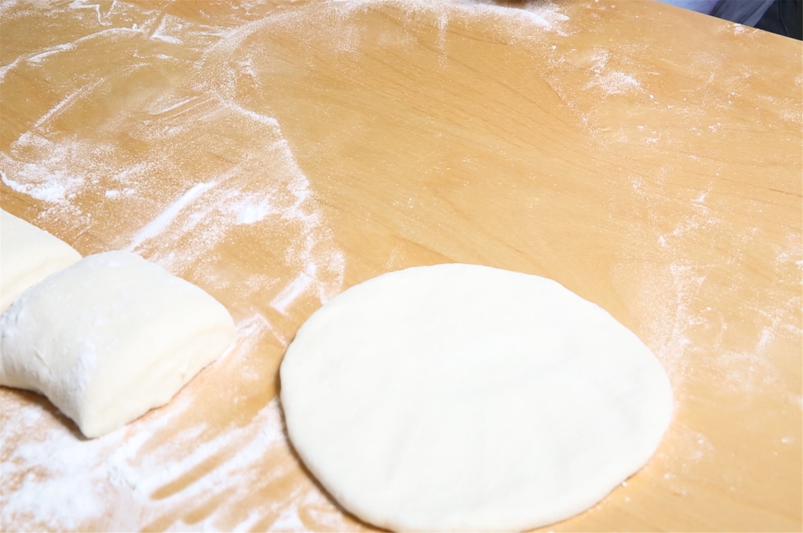 把面团揉一揉,擀成圆饼,松弛5分钟