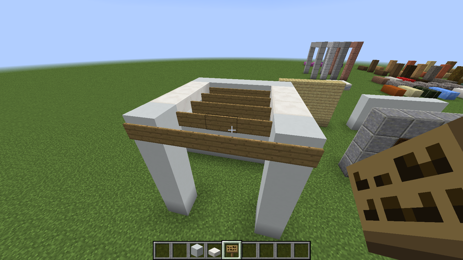 用新种类木板门制作的桌子 上面放上海泡菜装饰杯子 画框内放置铁毡