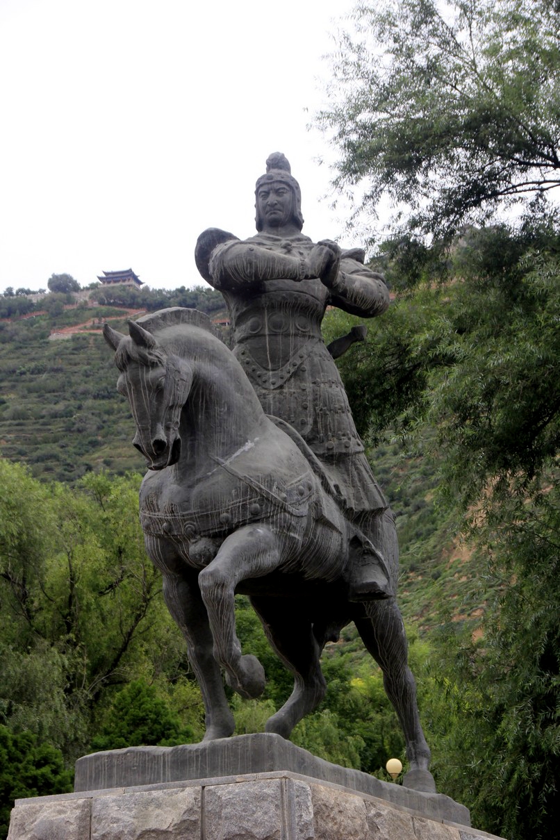 山门处有个大的广场.有霍去病的像.