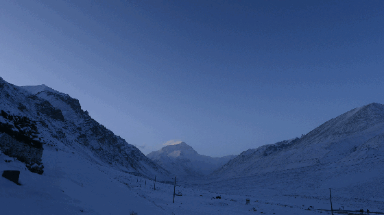 清晨,天地恢复宁静.云开雾散,珠穆朗玛的雄姿逐渐显现天边.