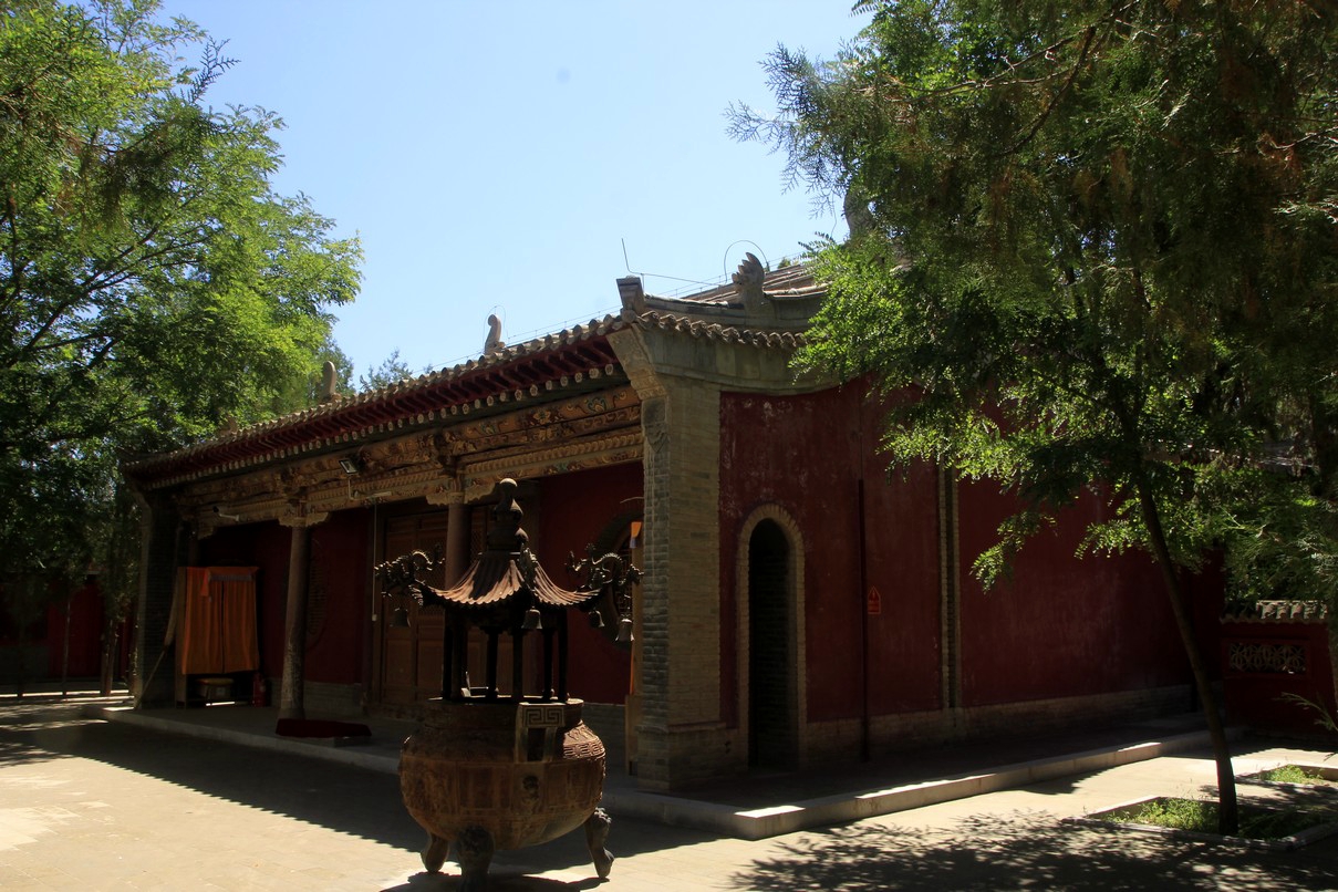 既不是完全的汉传佛教寺院,也并非是完全的藏传佛教的寺院,相互融合在