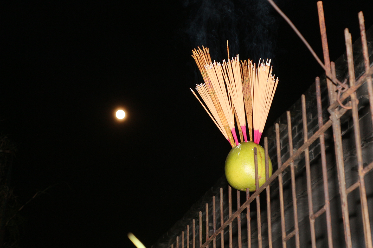 晚上,按习俗烧柚香,祭拜月亮