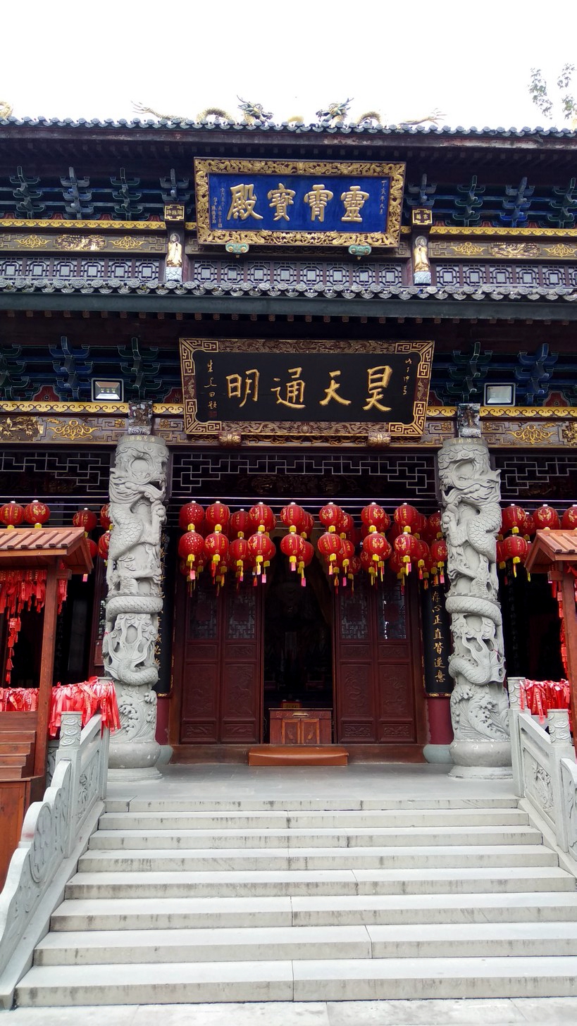 玉皇山里有两处石窟造像,上面是一处,还有一处在玉皇宫那里,相当于是