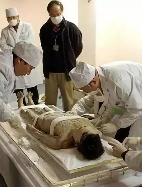 ノ- ( ゜- ゜)つロ