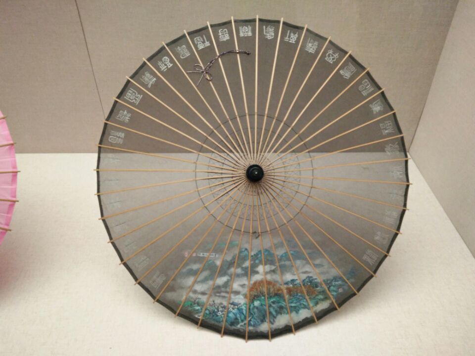 杭州油纸扇,西湖绸伞,这两种伞算是杭州的城市名片了