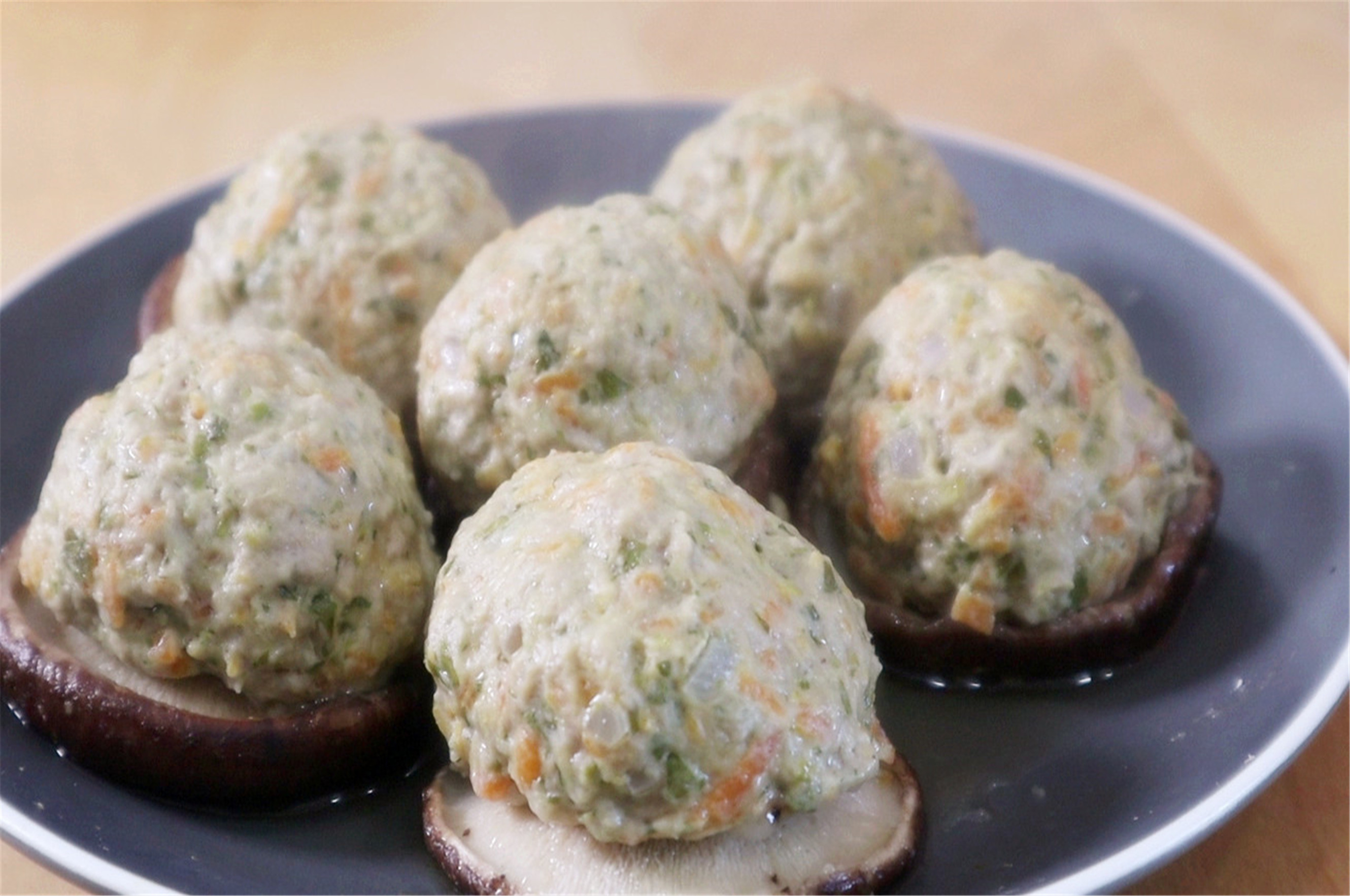 香菇的独特吃法,不炒也不煮,加点肉,简单一做,一顿一锅不够吃