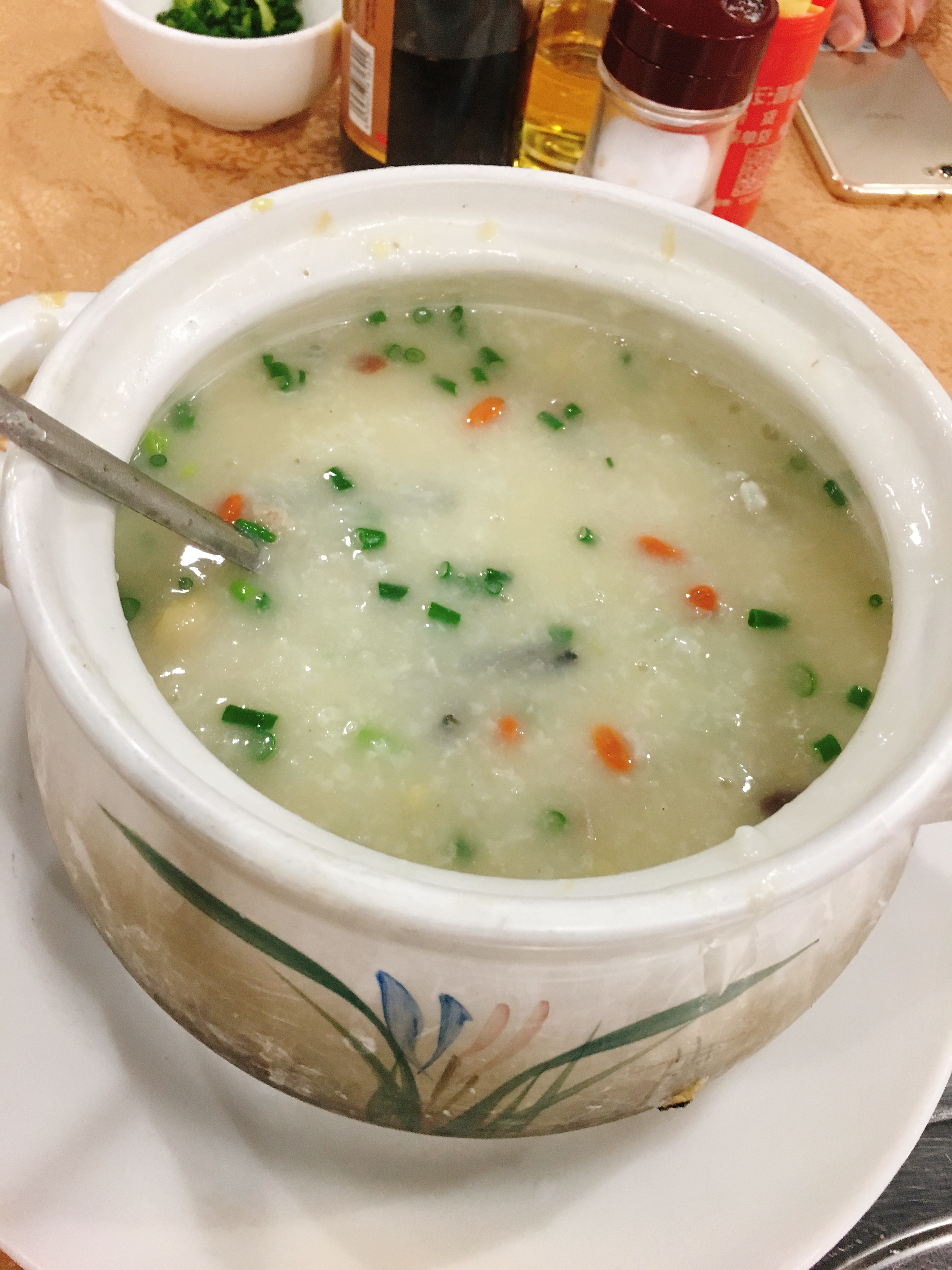 乱入的拼图,最后一行,蛇是剥皮煲粥的,大段的肉拿去椒盐了.