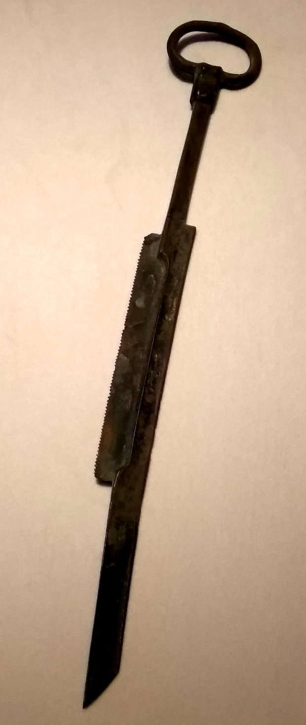 下面这把削刀上还有锯齿.春秋时代的越国,绍兴是其国都.