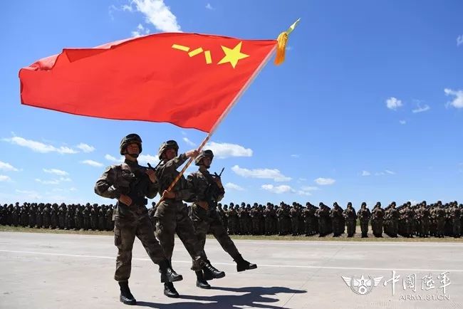 8月18日,誓师动员大会上,鲜艳的八一军旗迎风飘扬.杨再新摄影